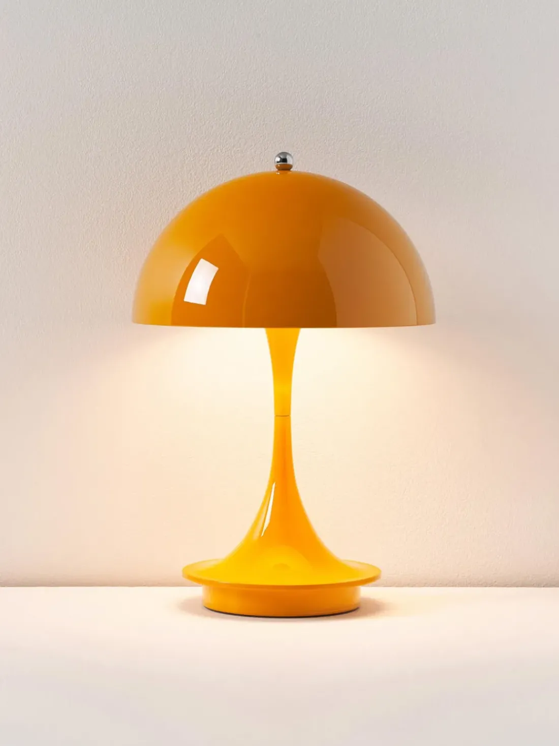 Lámpara de mesa LED regulable Panthella 160, diseño Verner Panton