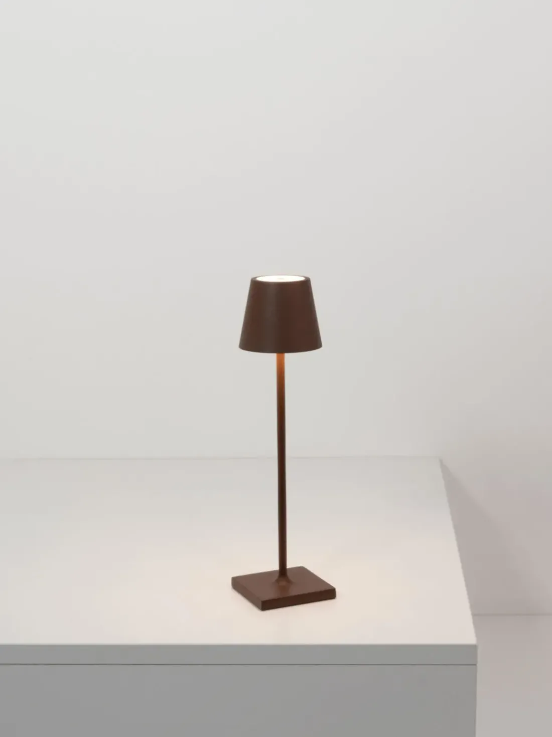 Lámpara de mesa LED regulable Poldina, portátil