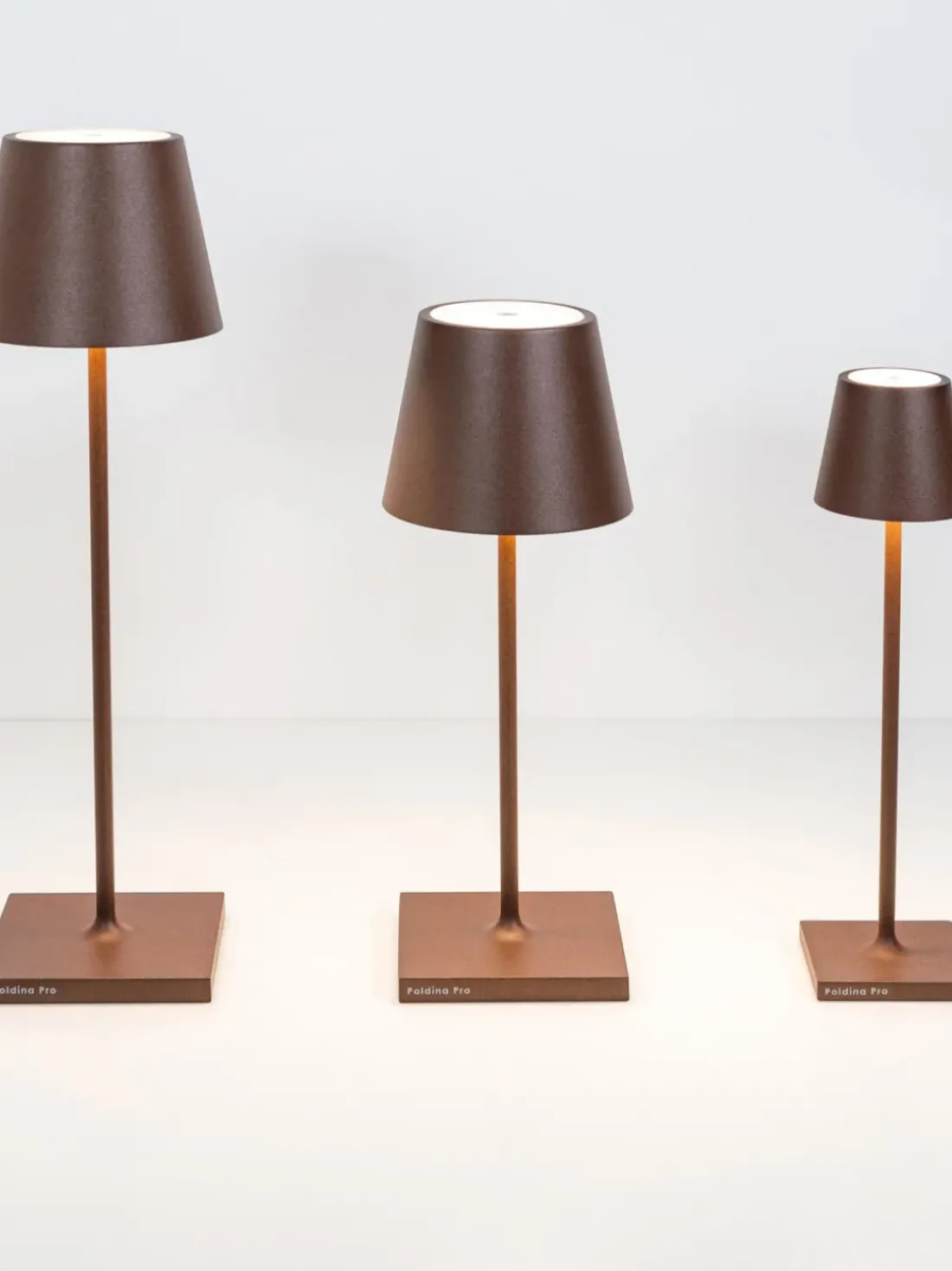 Lámpara de mesa LED regulable Poldina, portátil