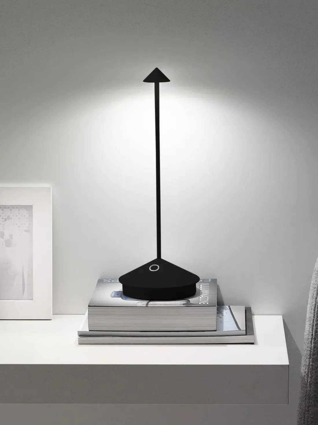 Lámpara de mesa LED regulable pequeña Pina Pro, portátil