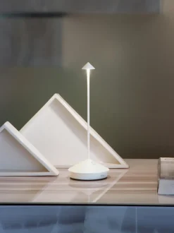 Lámpara de mesa LED regulable pequeña Pina Pro, portátil