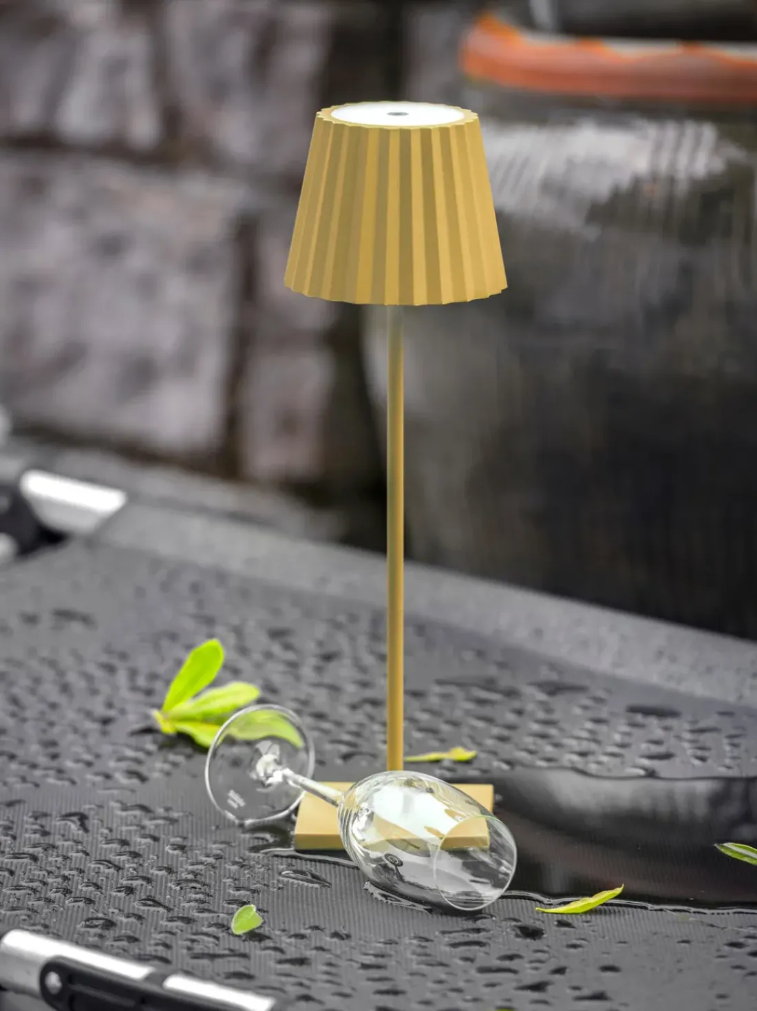 Lámpara de mesa para exterior LED regulable Trellia, portátil