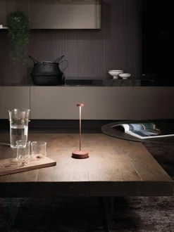 Lámpara de mesa pequeña LED regulable Swap Pro, portátil