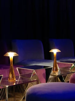 Lámpara de mesa pequeña LED Space, portátil