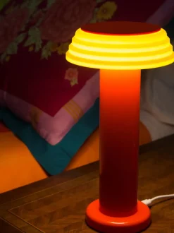 Lámpara de mesa pequeña regulable LED PL1, portátil
