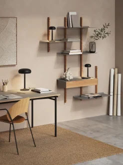 Lámpara de mesa pequeña regulable LED Emendo, con estación de carga