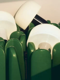 Lámpara de mesa regulable de cristal opalino Bellhop