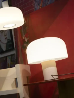 Lámpara de mesa regulable de cristal opalino Bellhop
