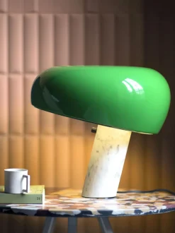 Lámpara de mesa regulable de mármol Snoopy