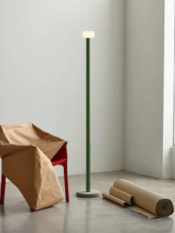 Lámpara de pie grande LED regulable Bellhop