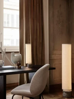 Lámpara de pie LED regulable con base de mármol Unbound, tamaños diferentes