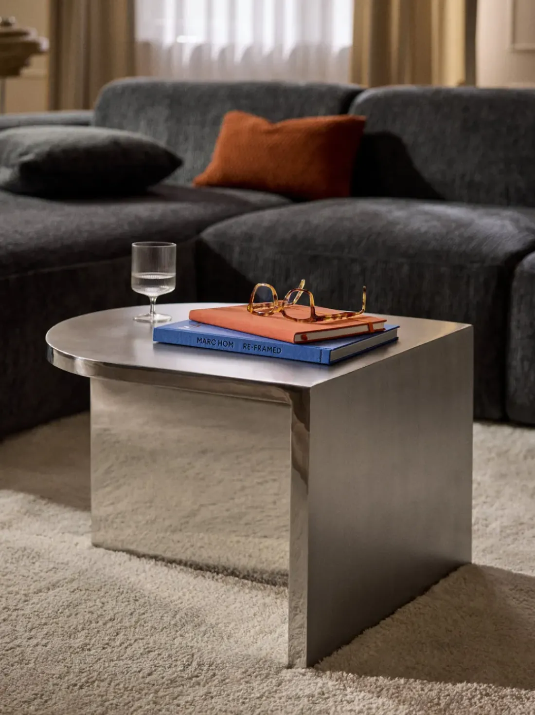 Mesa baja ovalada de metal Leander