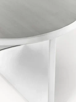 Mesa baja ovalada de metal Leander