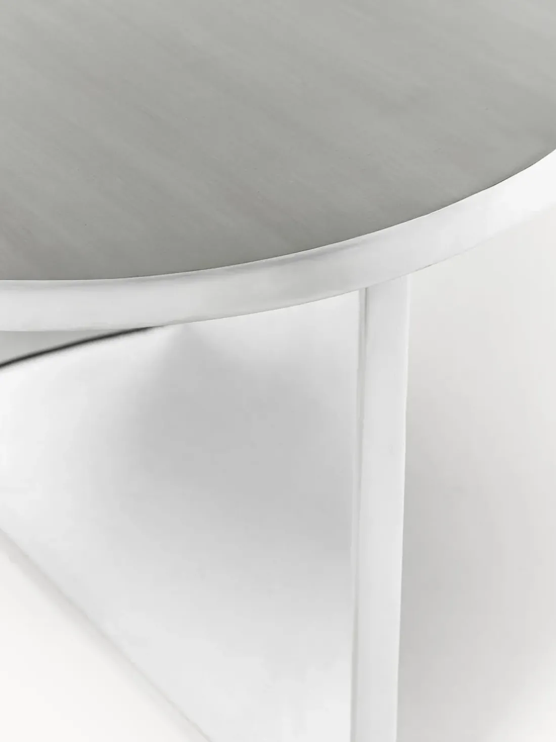 Mesa baja ovalada de metal Leander
