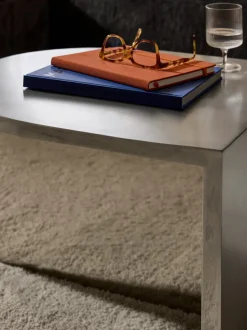 Mesa baja ovalada de metal Leander