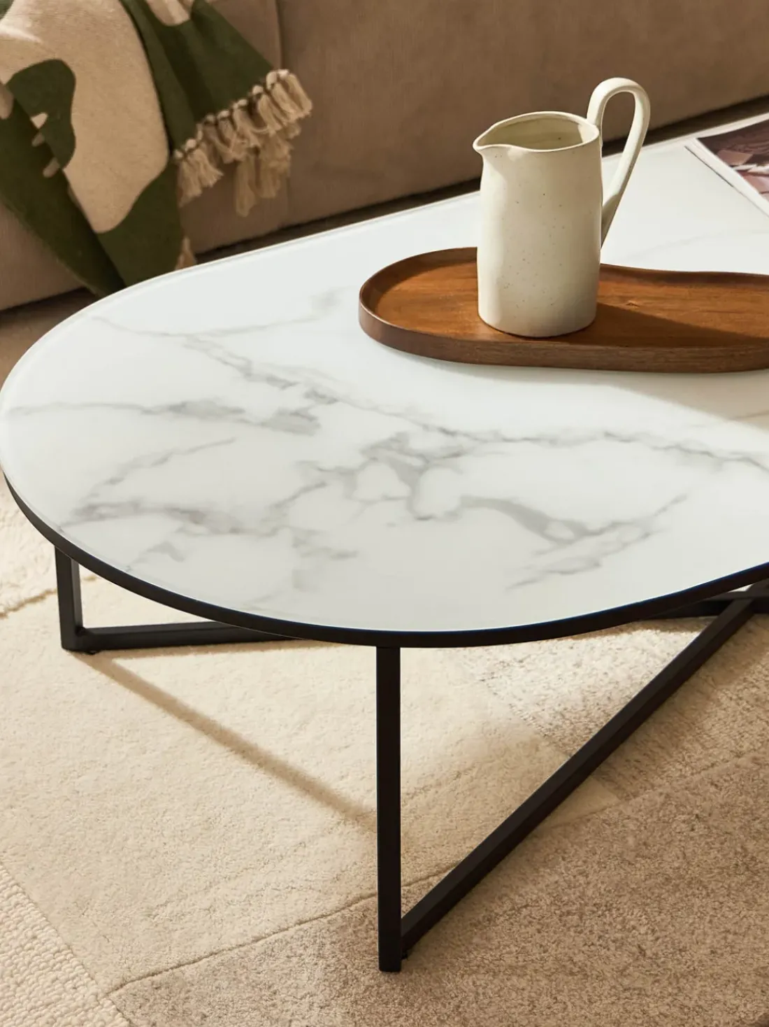 Mesa de centro ovalada con tablero de vidrio en look mármol Antigua