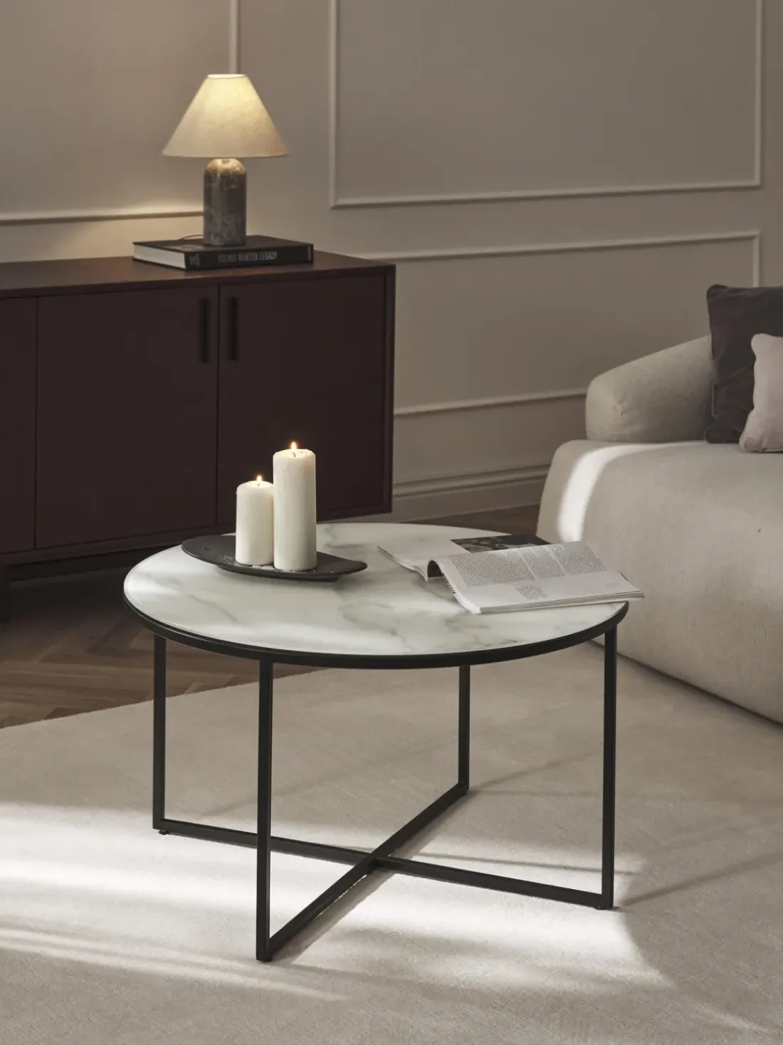 Mesa de centro redonda con tablero de vidrio en look mármol Antigua