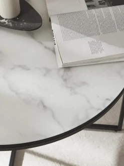 Mesa de centro redonda con tablero de vidrio en look mármol Antigua