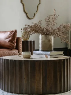 Mesa de centro redonda de madera de mango con tablero de travertino Cascia