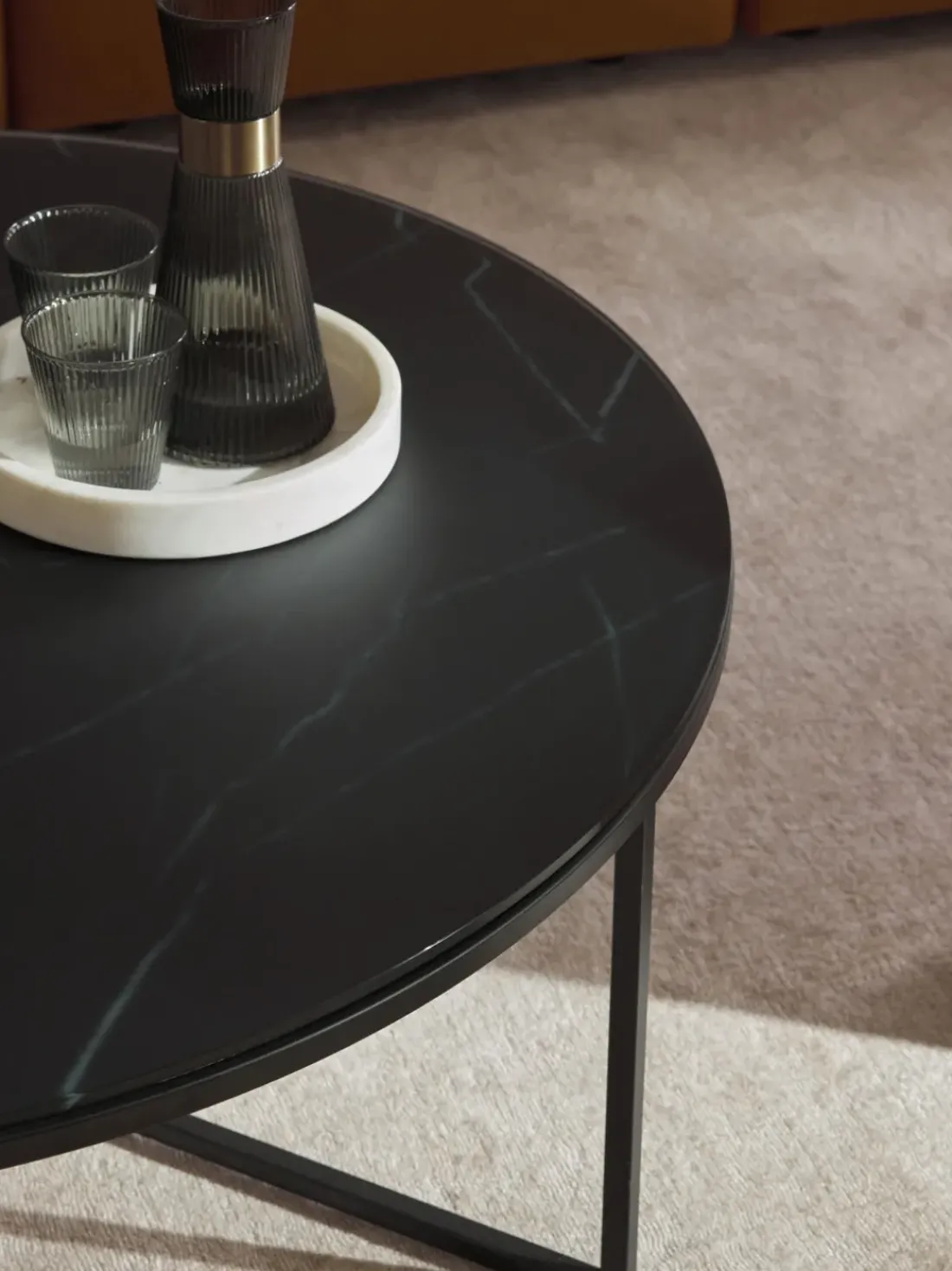Mesa de centro redonda grande con tablero de vidrio en look mármol Antigua