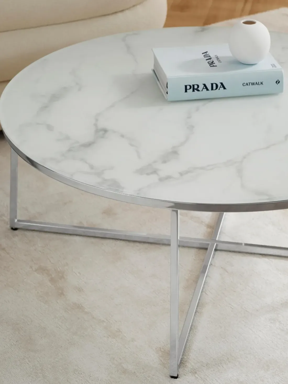 Mesa de centro redonda grande con tablero de vidrio en look mármol Antigua