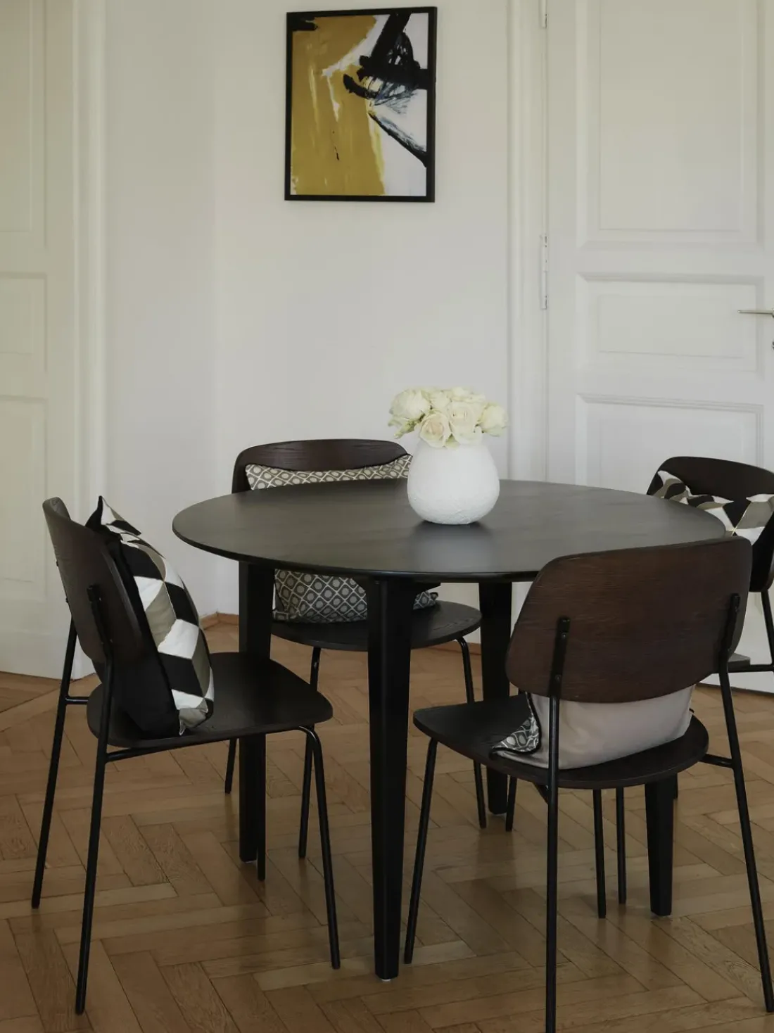 Mesa de comedor redonda de madera de mango Archie, tamaños diferentes