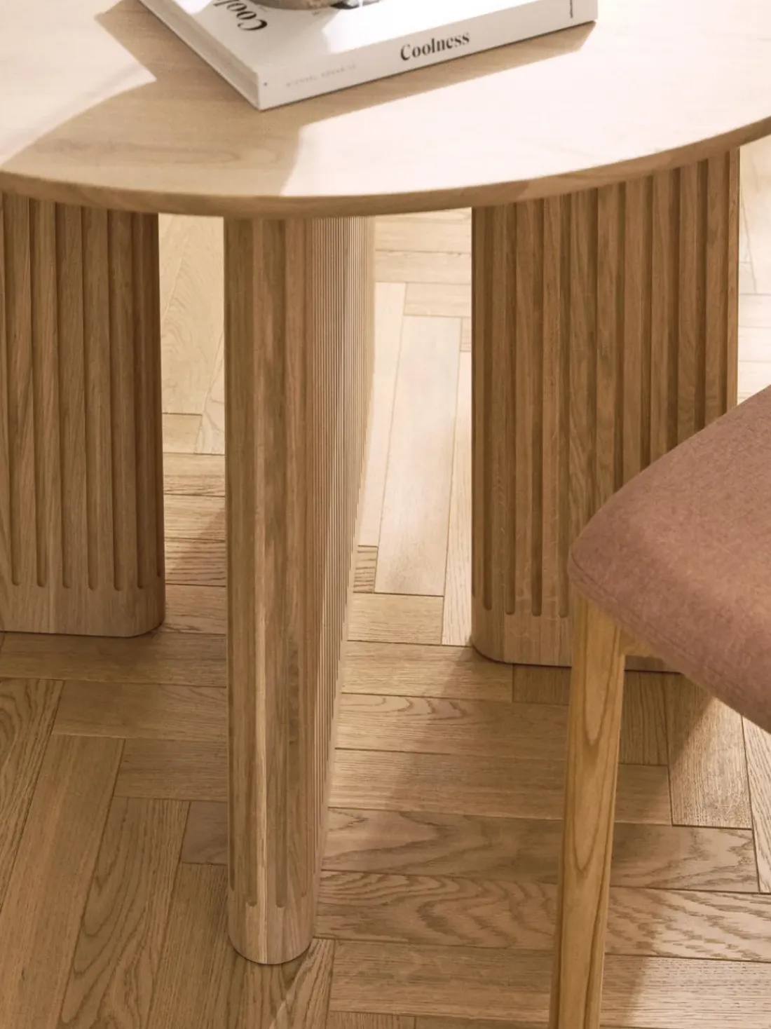 Mesa de comedor redonda de madera de roble Jolka, tamaños diferentes
