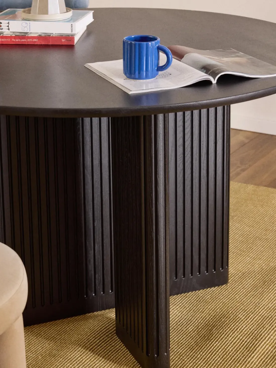 Mesa de comedor redonda de madera de roble Jolka, tamaños diferentes