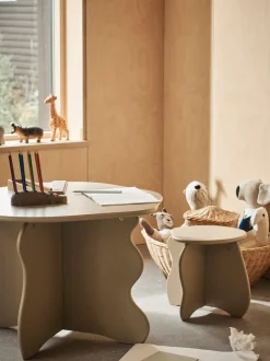 Mesa infantil de madera en forma orgánica Slope