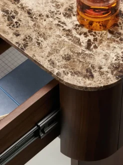 Mesita de noche de madera con tablero de mármol Zumi