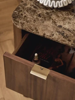 Mesita de noche de madera con tablero de mármol Zumi