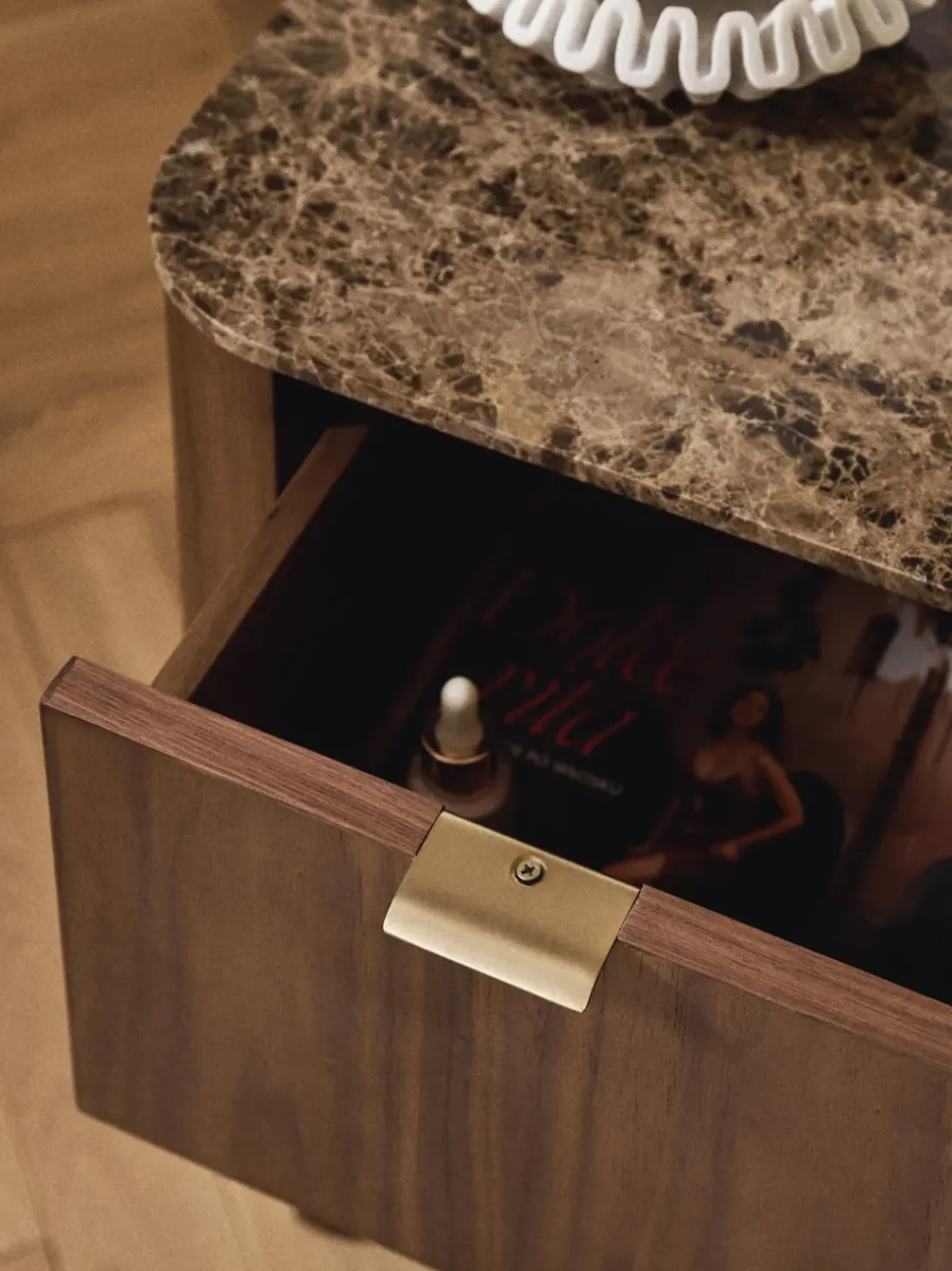 Mesita de noche de madera con tablero de mármol Zumi