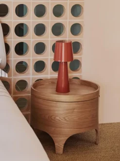 Mesita de noche redonda de madera de eucalipto con espacio de almacenamiento Octavia