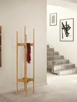 Perchero de pie de madera de roble Eigen