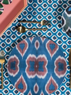 Plato llano artesanal de porcelana Ikat