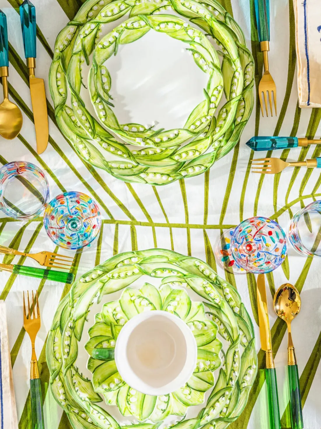 Plato llano pintado a mano Lily of the Valley