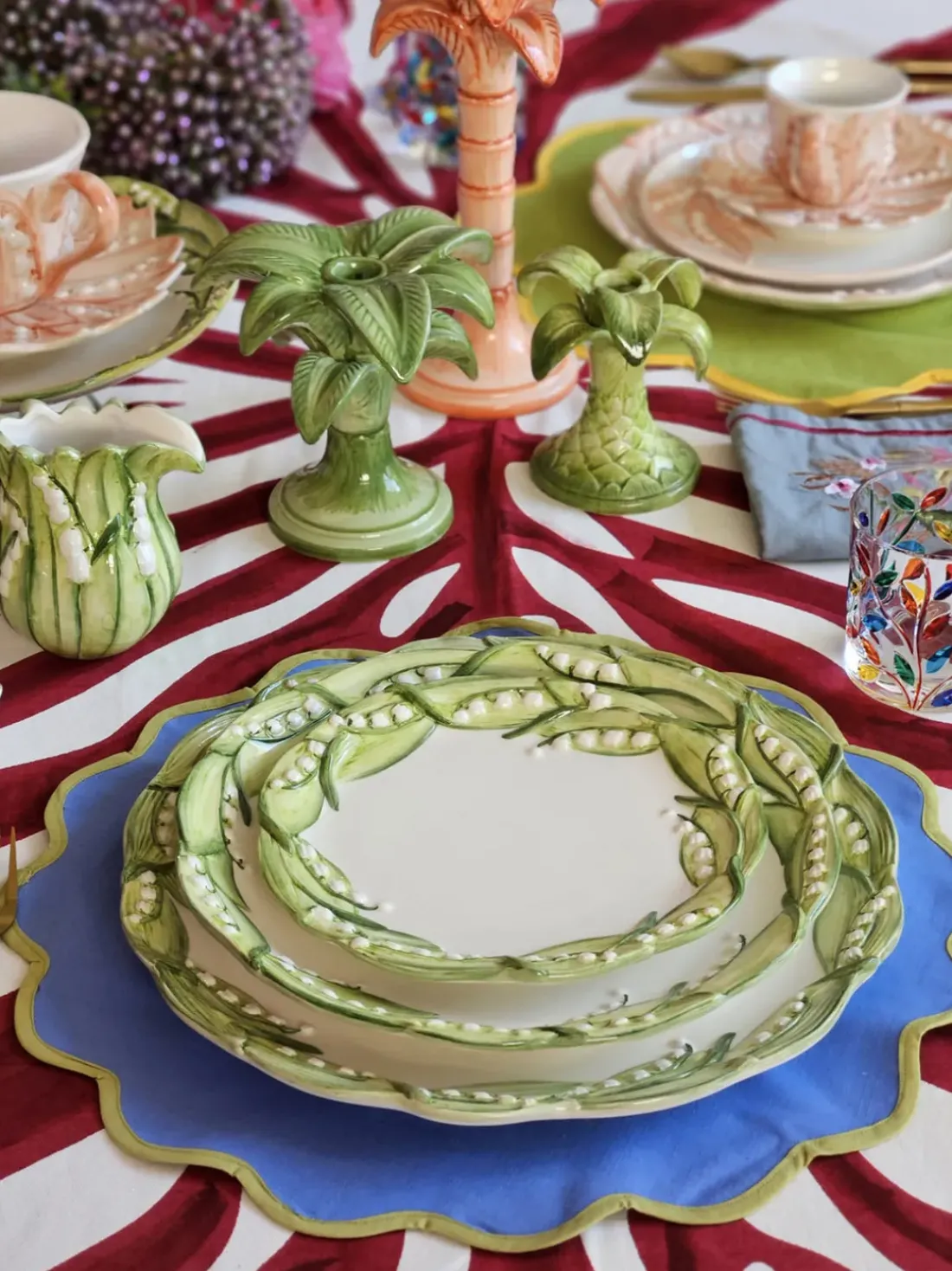 Plato llano pintado a mano Lily of the Valley