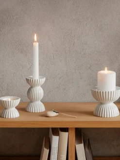 Portavelas de porcelana con relieves Tura