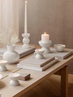 Portavelas de porcelana con relieves Tura