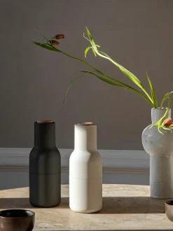 Salero y pimentero de diseño con tapa de haya Bottle Grinder, 2 uds.