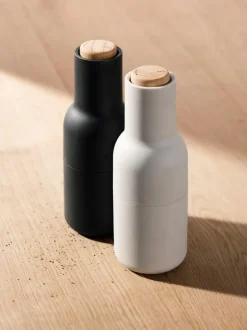 Salero y pimentero de diseño con tapa de haya Bottle Grinder, 2 uds.
