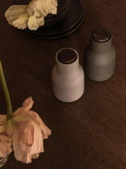 Salero y pimentero pequeños de diseño Bottle Grinder, 2 uds.