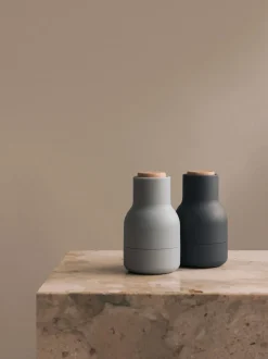 Salero y pimentero pequeños de diseño con tapa de haya Bottle Grinder, 2 uds.