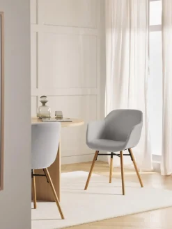 Silla con asiento estrecho y reposabrazos Fiji