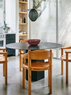 Silla con reposabrazos con madera de pino Daumiller
