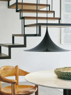 Silla con reposabrazos con madera de pino Daumiller