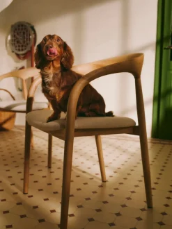 Silla con reposabrazos de madera de fresno y asiento tapizado Camille