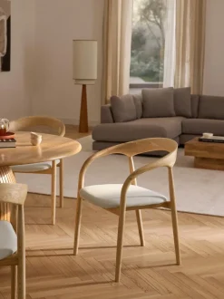 Silla con reposabrazos de madera de fresno y asiento tapizado Camille