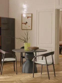 Silla con reposabrazos de madera de fresno y asiento tapizado Camille