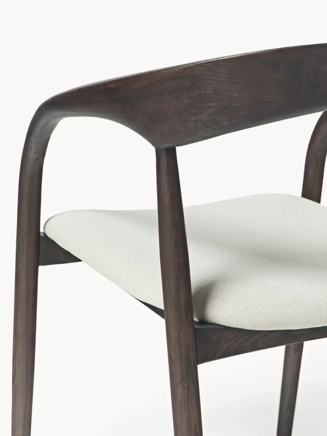Silla con reposabrazos de madera de fresno y asiento tapizado Camille